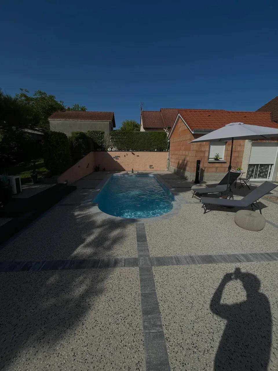Aménagement extérieur : pavés, mur en gabions et béton désactivé