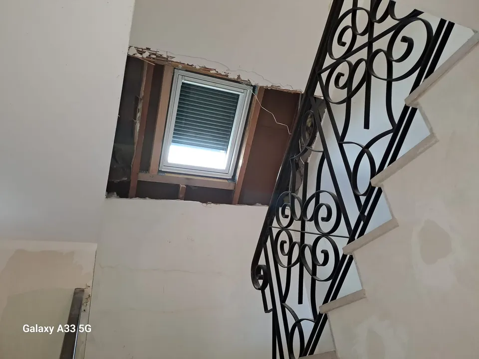 Création d'une ouverture pour la pose d'une fenêtre de toit avec volet roulant électrique.