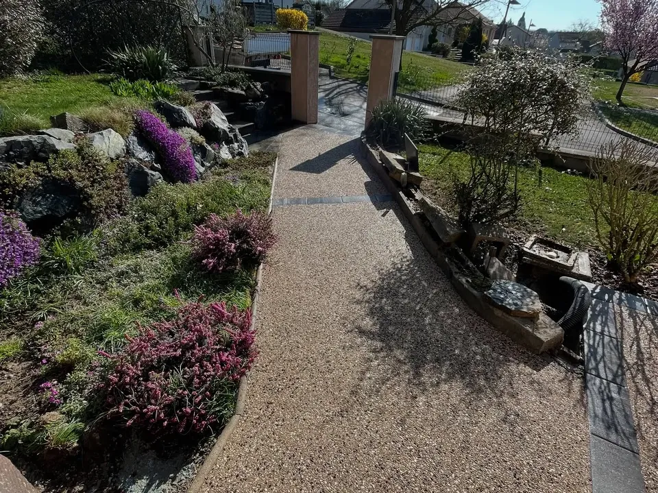 Dalle et une allée en béton désactivé