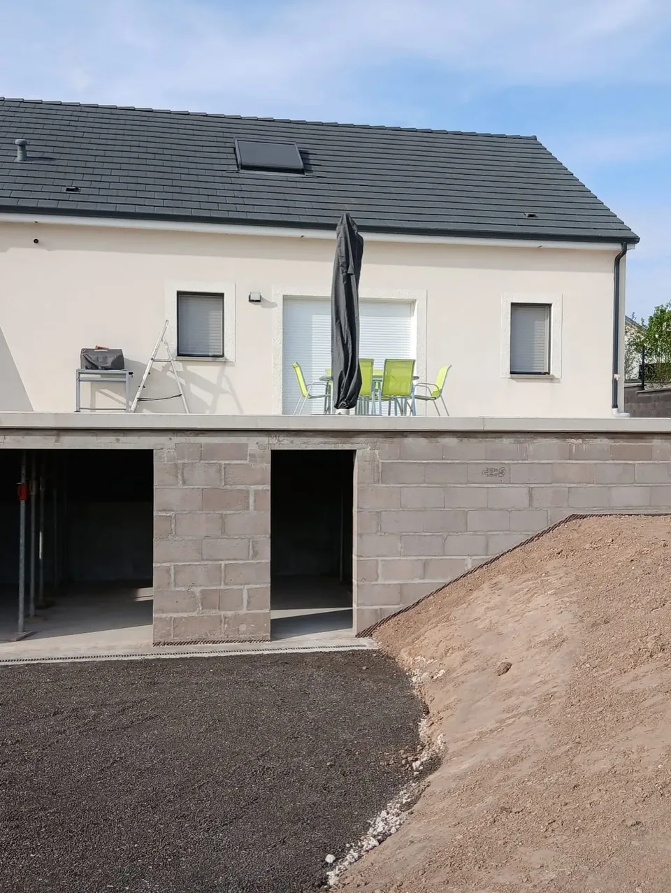 Extension d’une maison avec sous-sol et terrasse