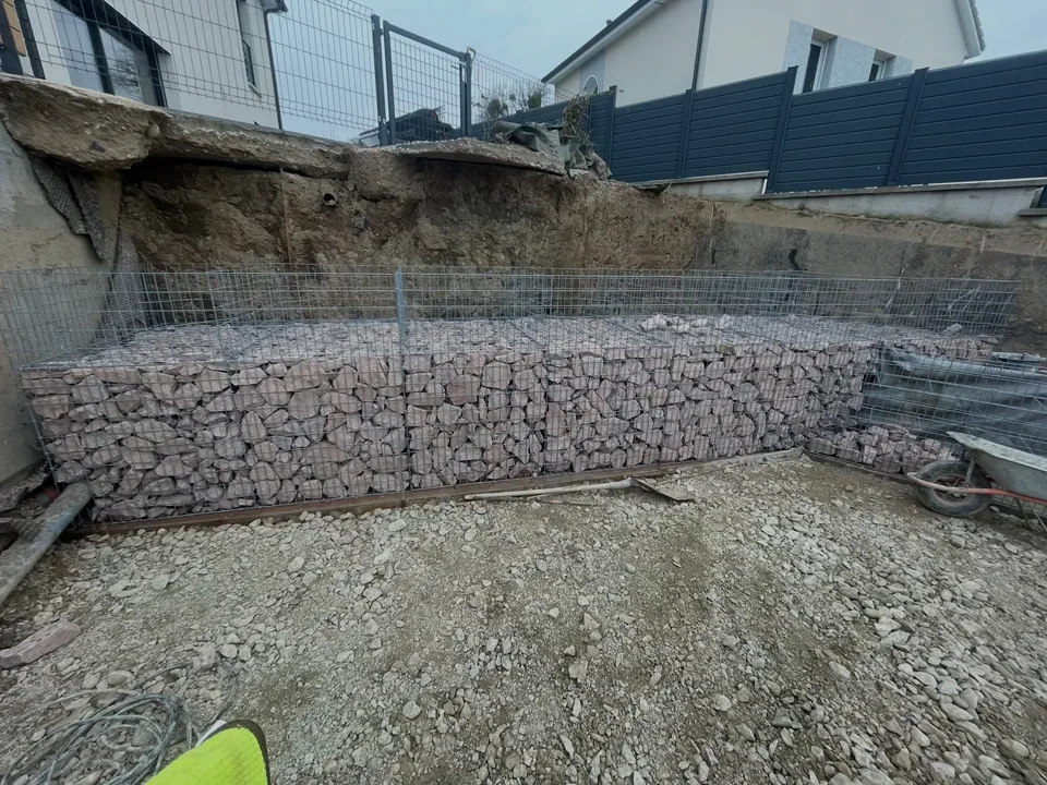 Mur de soutènement en gabions