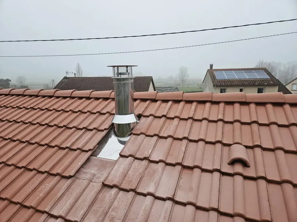 Pose d'un conduit de cheminée en inox isolé