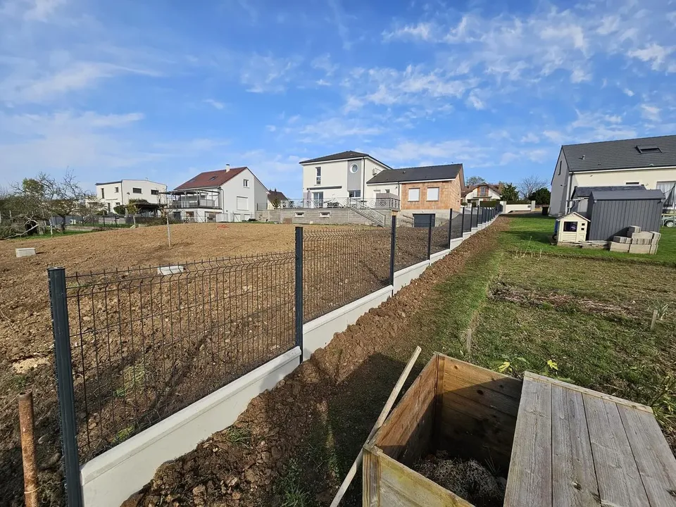 Pose d’une clôture en panneaux rigides avec soubassements en béton de dimensions 2,50ml , une hauteur de 50 cm.  Chantier sur Essegney (88)