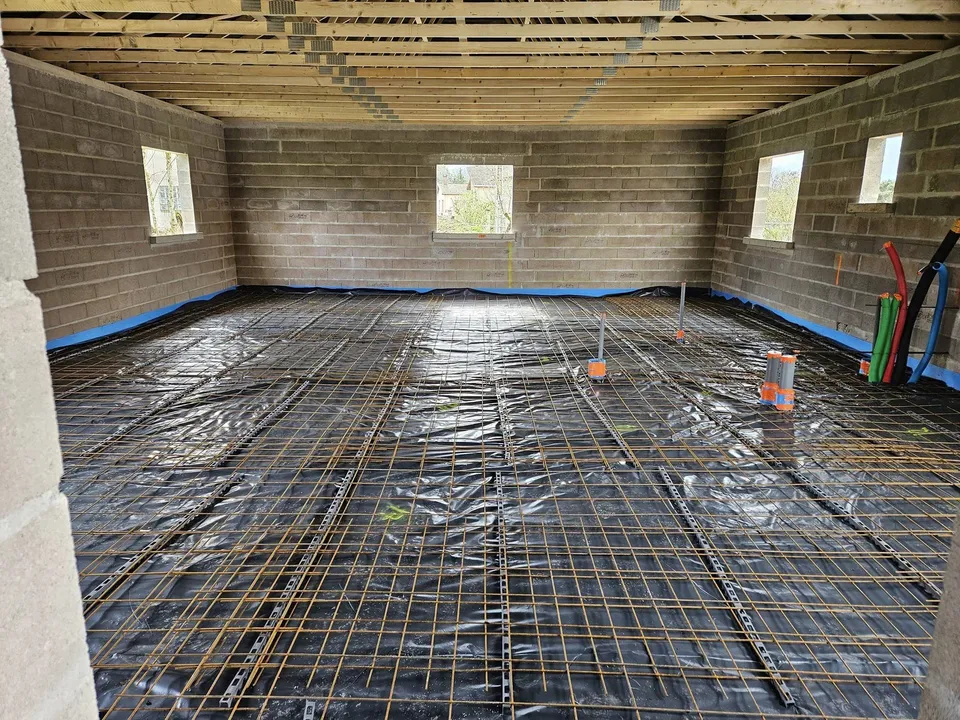 Préparation et coulage d'un dallage en béton armé de 110m2 pour une maison individuelle.  Chantier secteur charmes (88)