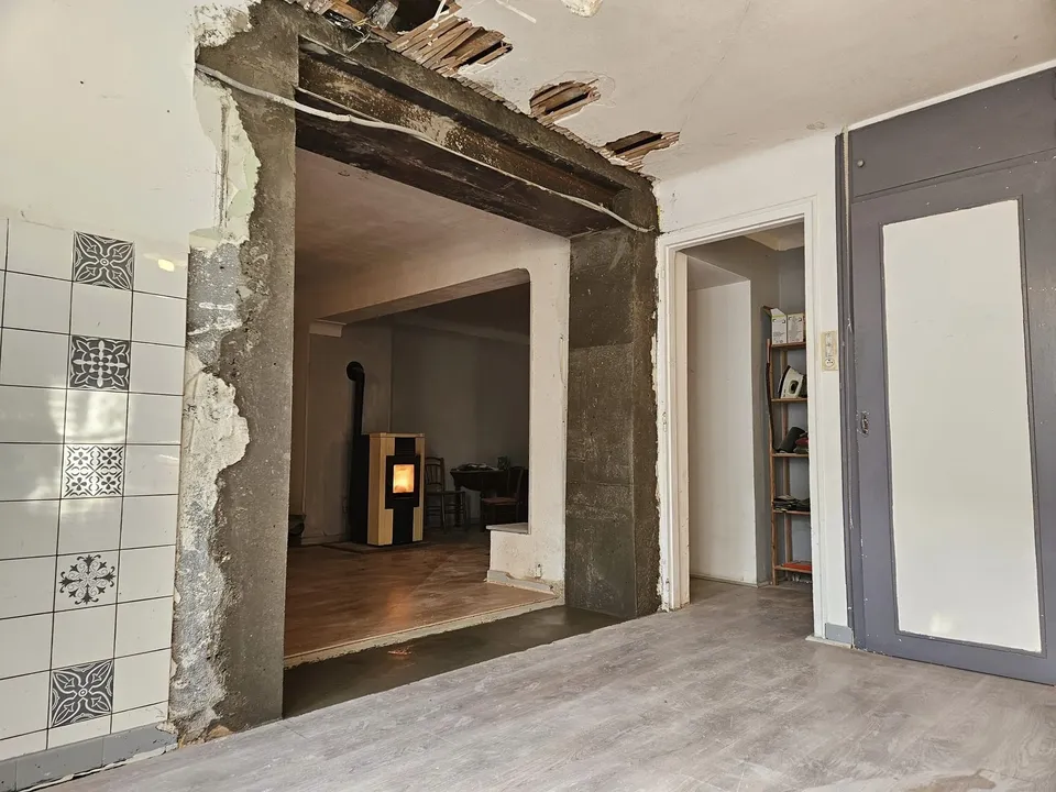 Réalisation d'une ouverture dans un mur porteur en moellons avec la pose de deux fers en HEA de 220 et de deux jambages en béton armé.